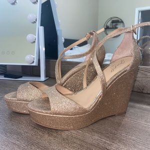 Golden sparked wedge heels